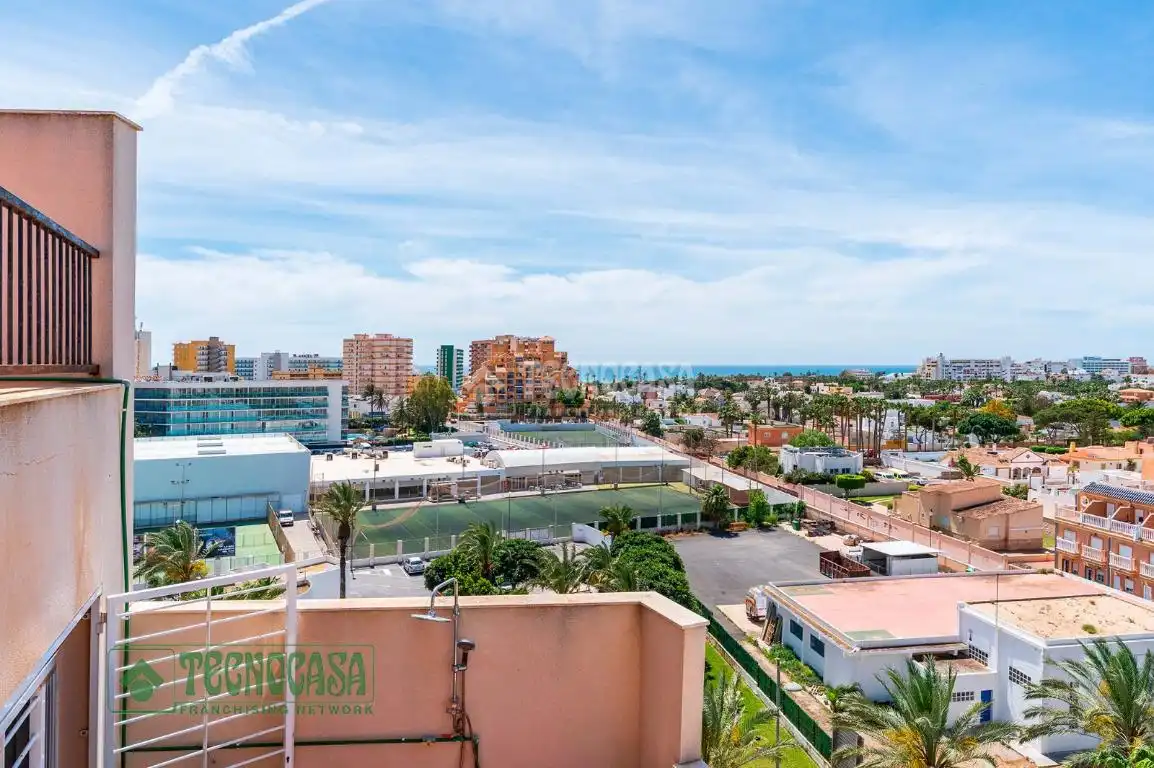 Vista exterior de Piso en venta en Roquetas de Mar con Aire acondicionado, Terraza y Amueblado