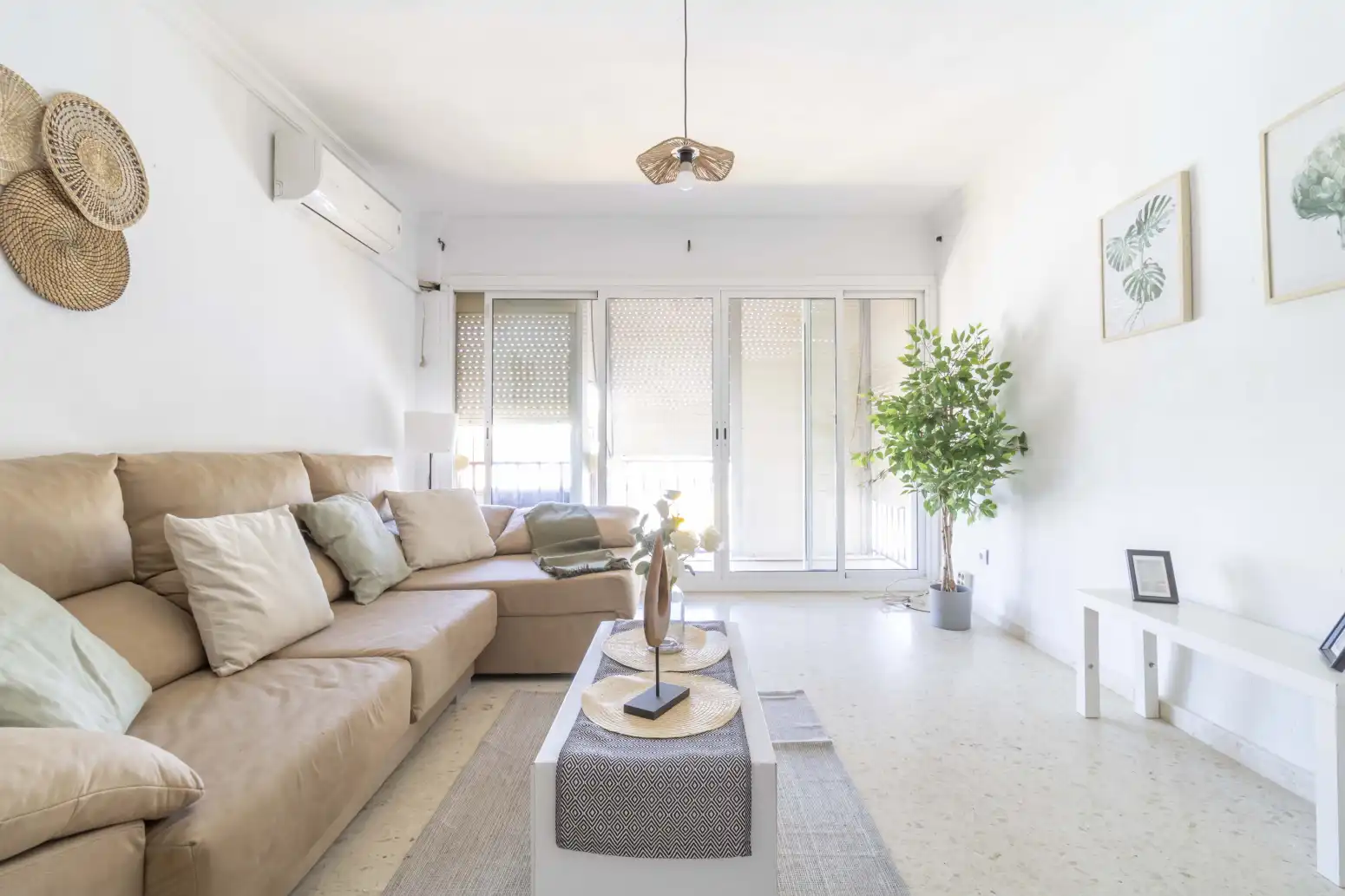 Sala d'estar de Pis en venda en Alcalá de Guadaira amb Aire condicionat, Jardí privat i Terrassa