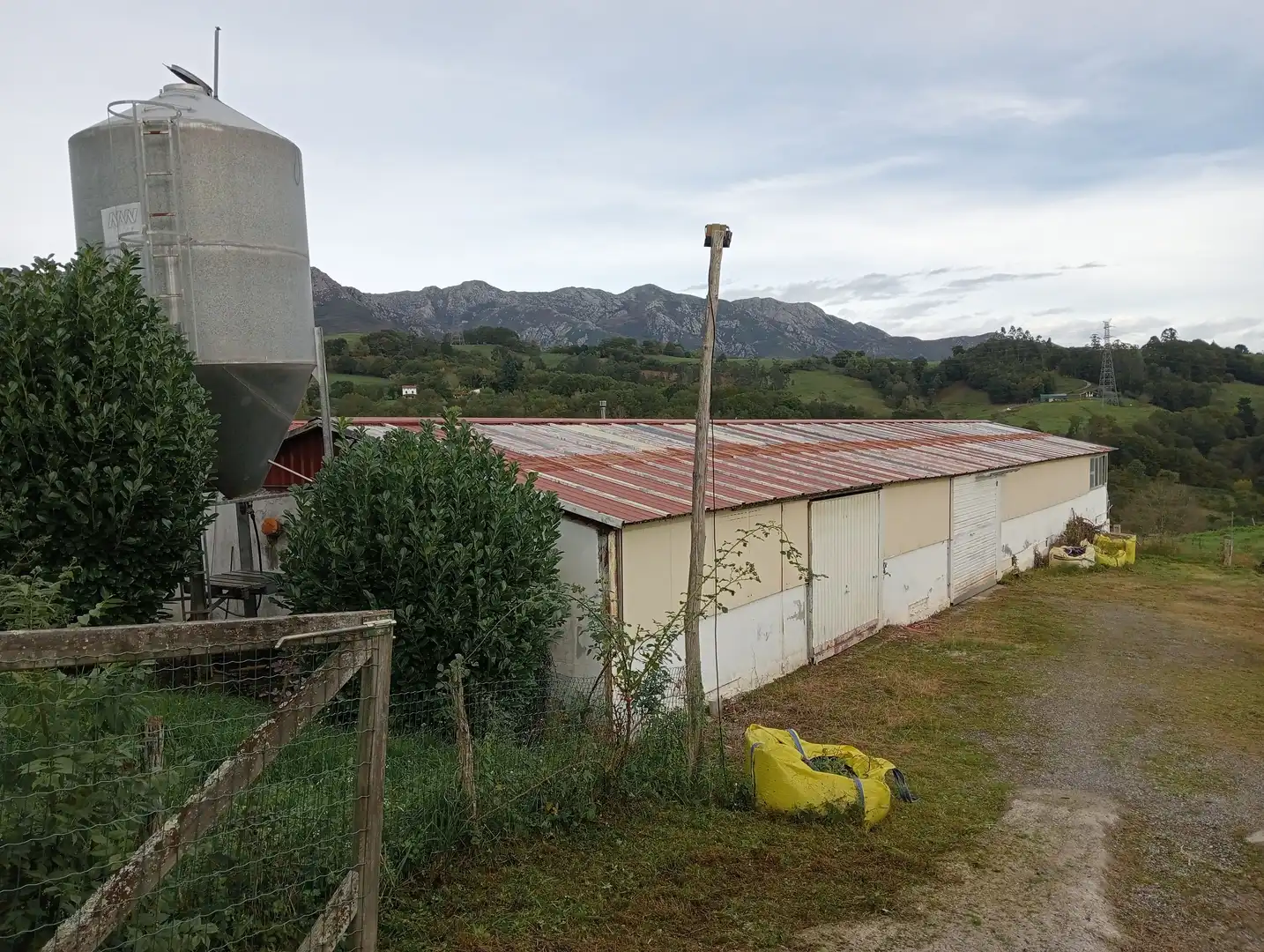 Außenansicht von Fabrikhallen zum Verkauf in Piloña