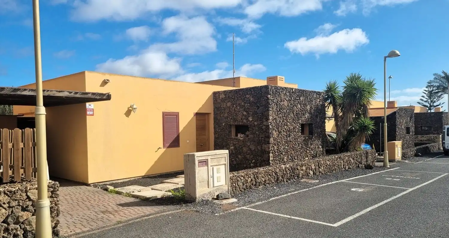 Vista exterior de Casa o chalet en venta en La Oliva con Terraza