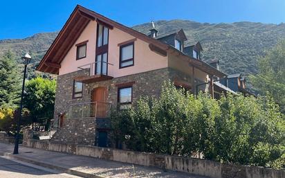 Vista exterior de Casa adosada en venda en Esterri d'Àneu amb Terrassa i Balcó