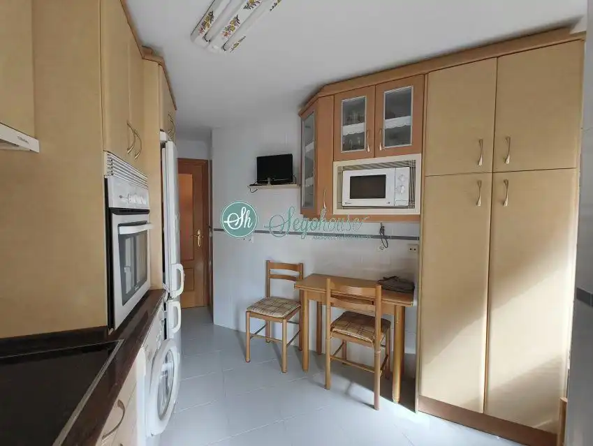 Cocina de Piso de alquiler en Segovia con Calefacción, Parquet y Terraza