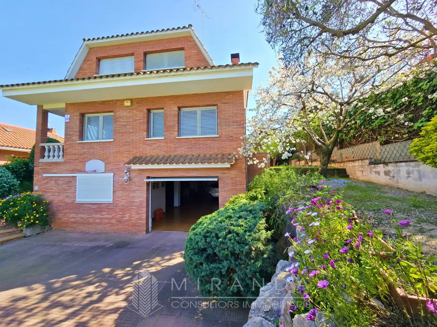 Vista exterior de Casa o xalet en venda en Canovelles amb Calefacció, Jardí privat i Terrassa