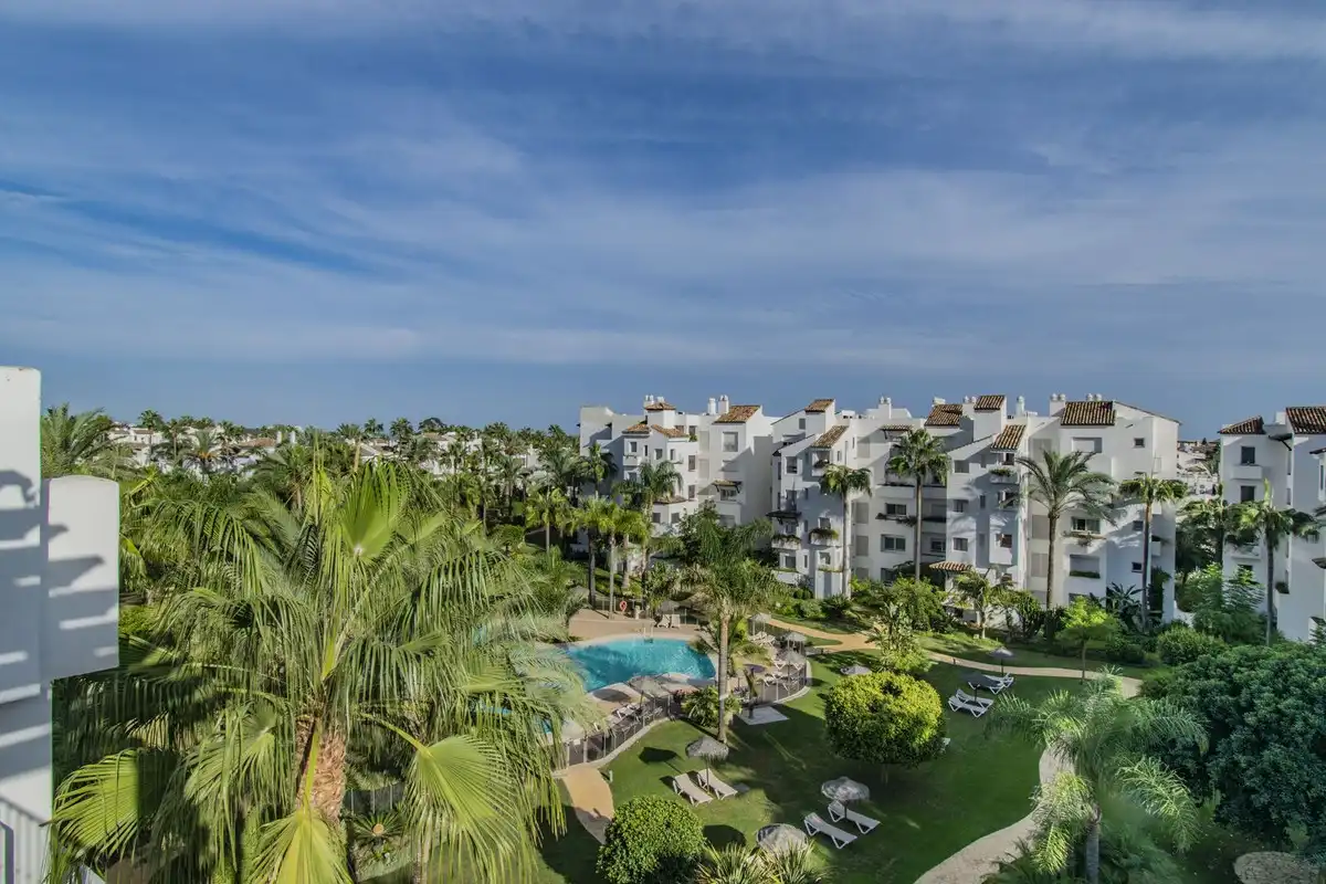Außenansicht von Dachboden zum Verkauf in Estepona mit Klimaanlage, Terrasse und Möbliert