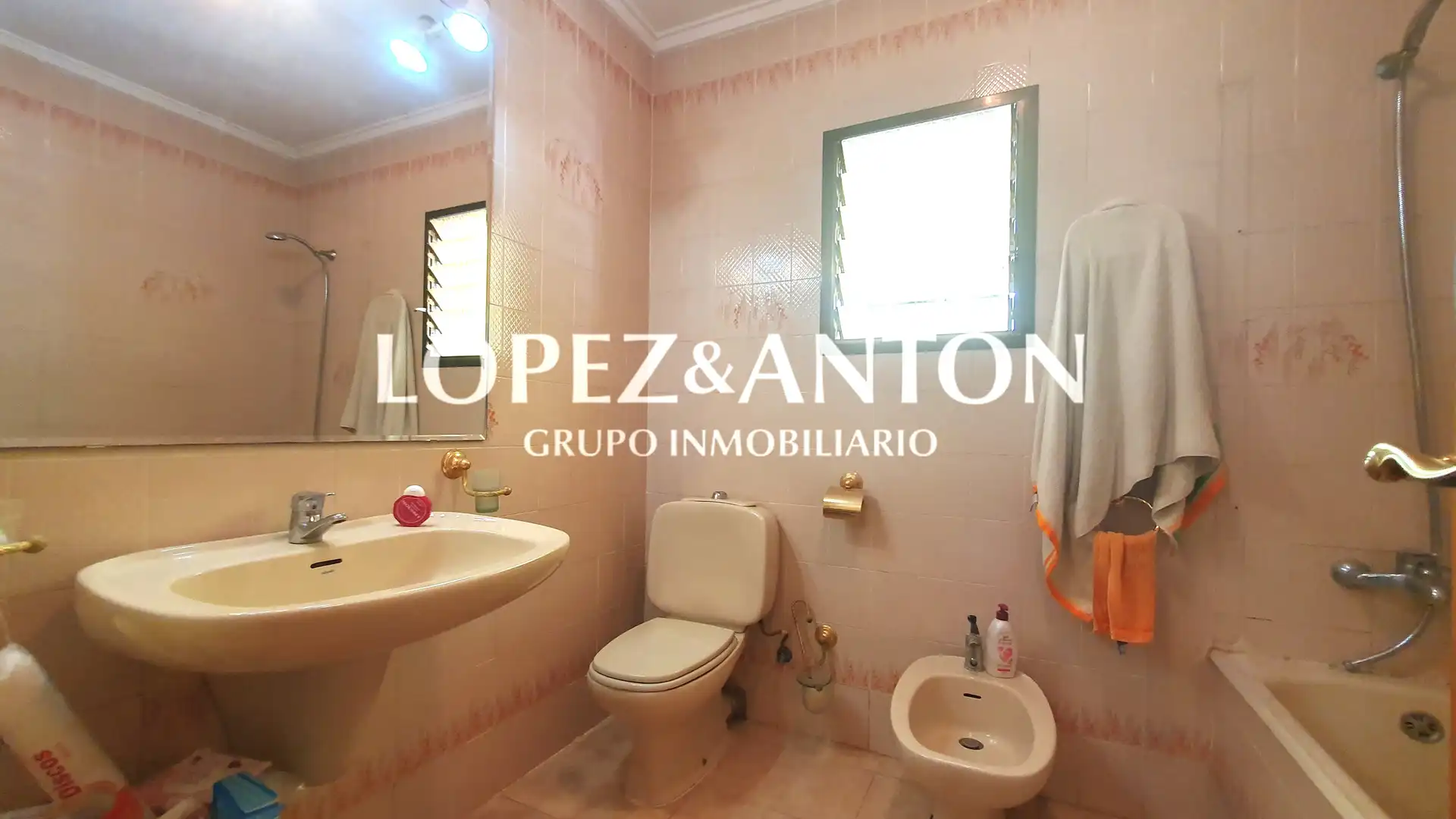 Bathroom of Houses for sale in L'Eliana  with Air Conditioner, Private garden and Terrace