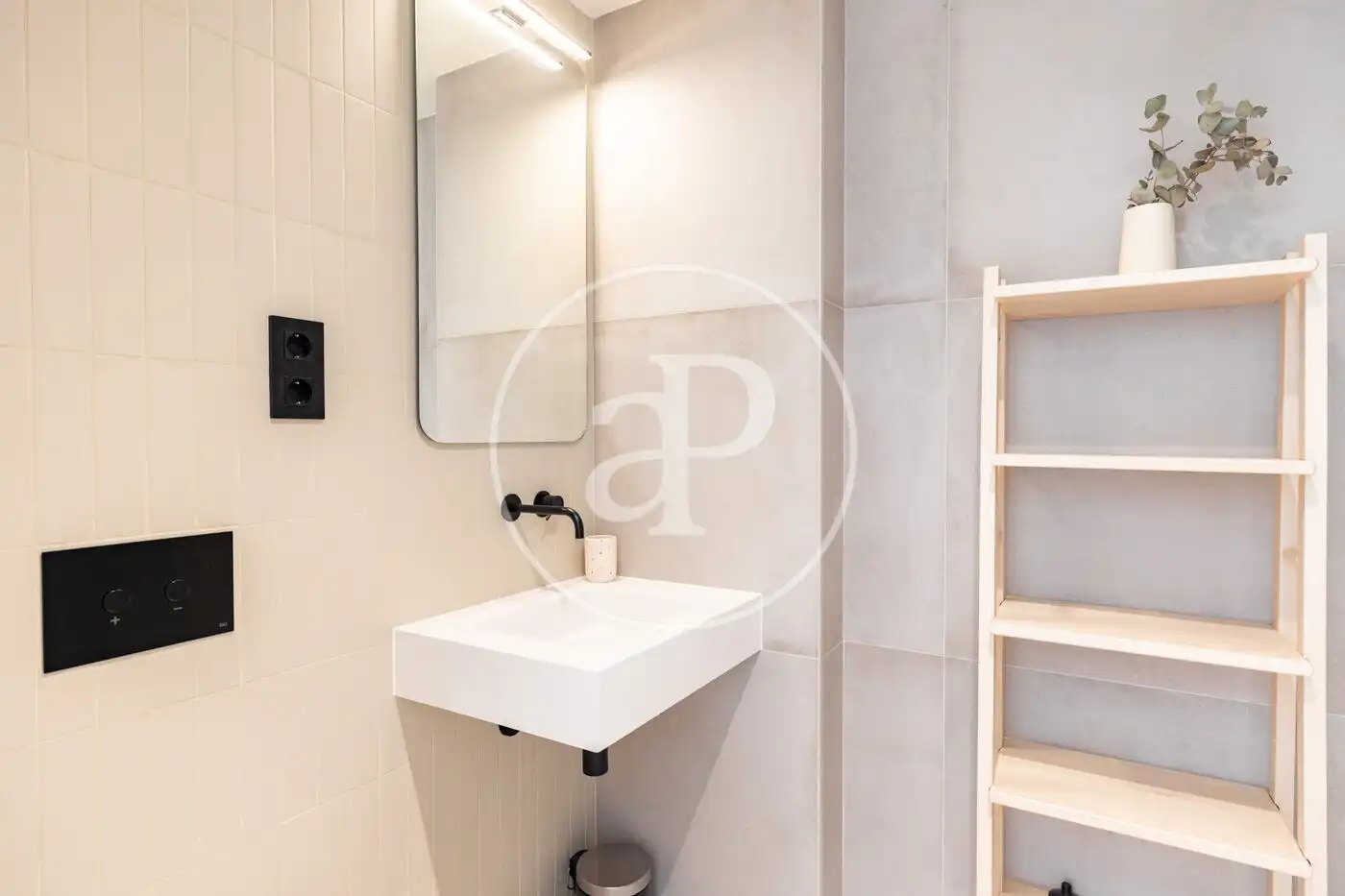 Badezimmer von Wohnung zum Verkauf in Barcelona mit Klimaanlage, Heizung und Terrasse