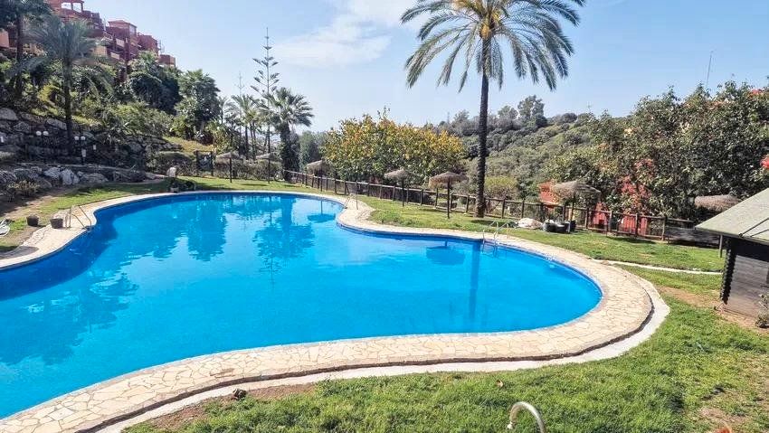 Piscina de Pis en venda en Marbella amb Aire condicionat, Calefacció i Jardí privat