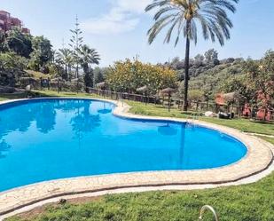 Piscina de Pis en venda en Marbella amb Aire condicionat, Calefacció i Jardí privat