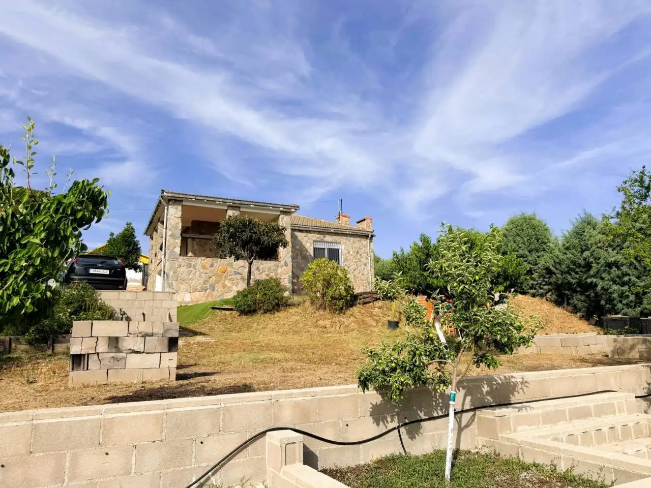 Vista exterior de Casa o xalet en venda en Cedillo del Condado amb Aire condicionat, Calefacció i Jardí privat