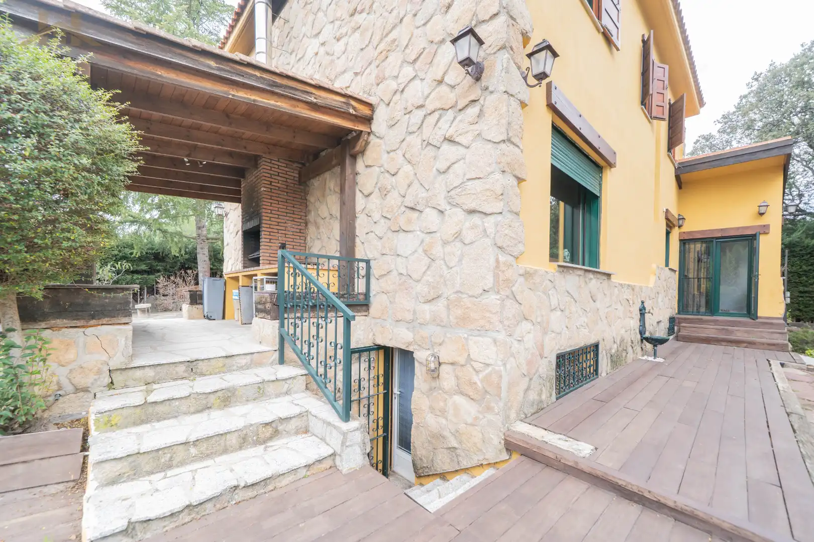 Vista exterior de Casa o xalet en venda en Alpedrete amb Jardí privat, Terrassa i Traster