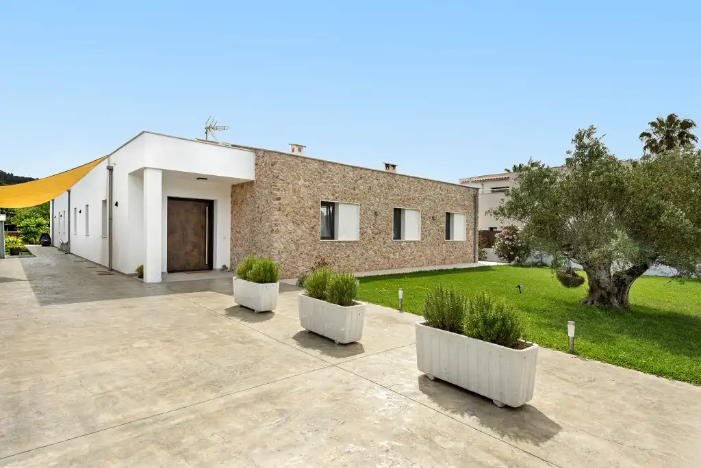 Vista exterior de Casa o xalet en venda en Sa Pobla amb Jardí privat i Terrassa
