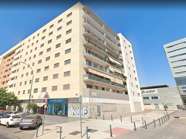 Garaje en Alquiler en Calle Héroe de Sostoa, 12 en Parque Ayala - Jardín de la Abadía - Huelín