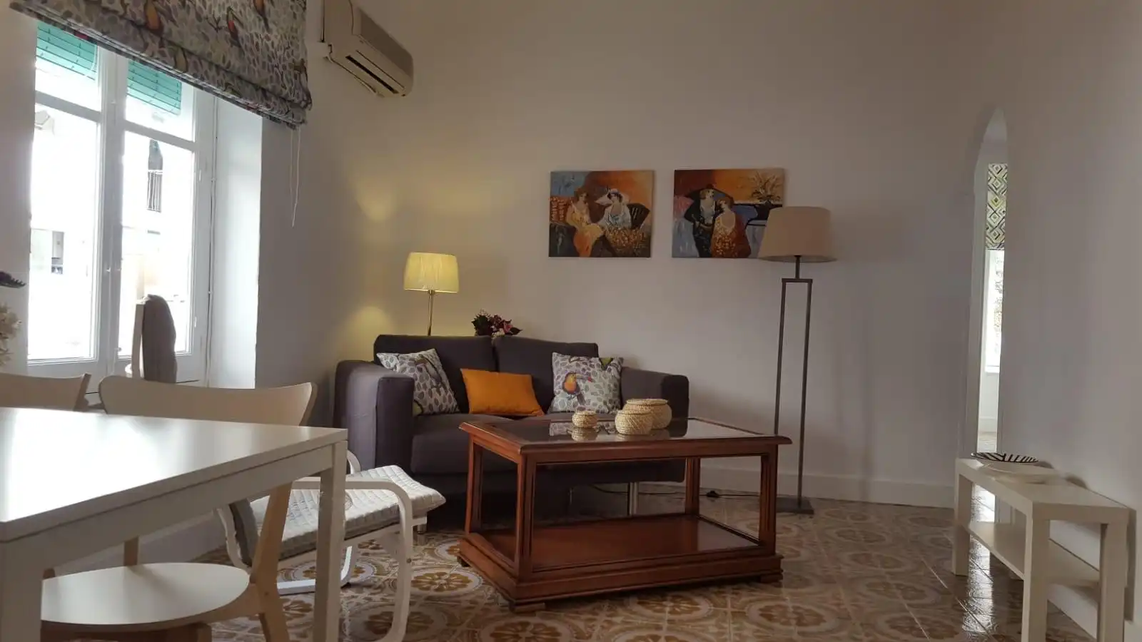 Sala d'estar de Pis de lloguer en Granada amb Aire condicionat i Moblat