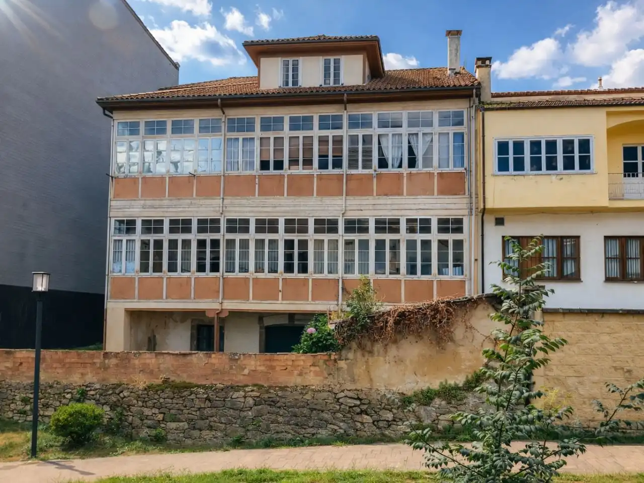 Vista exterior de Local de alquiler en Salas con Alarma