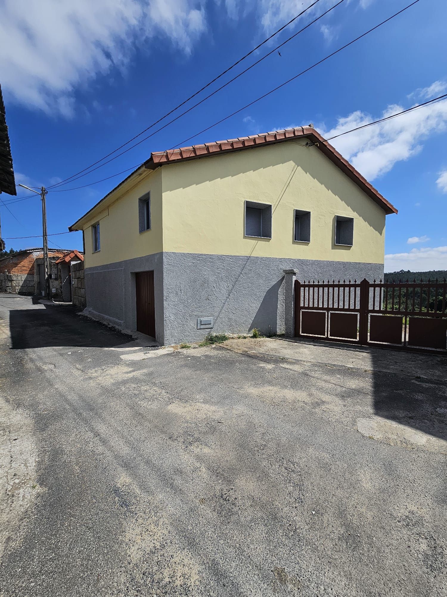 Vista exterior de Casa o xalet en venda en Toén amb Calefacció, Jardí privat i Terrassa