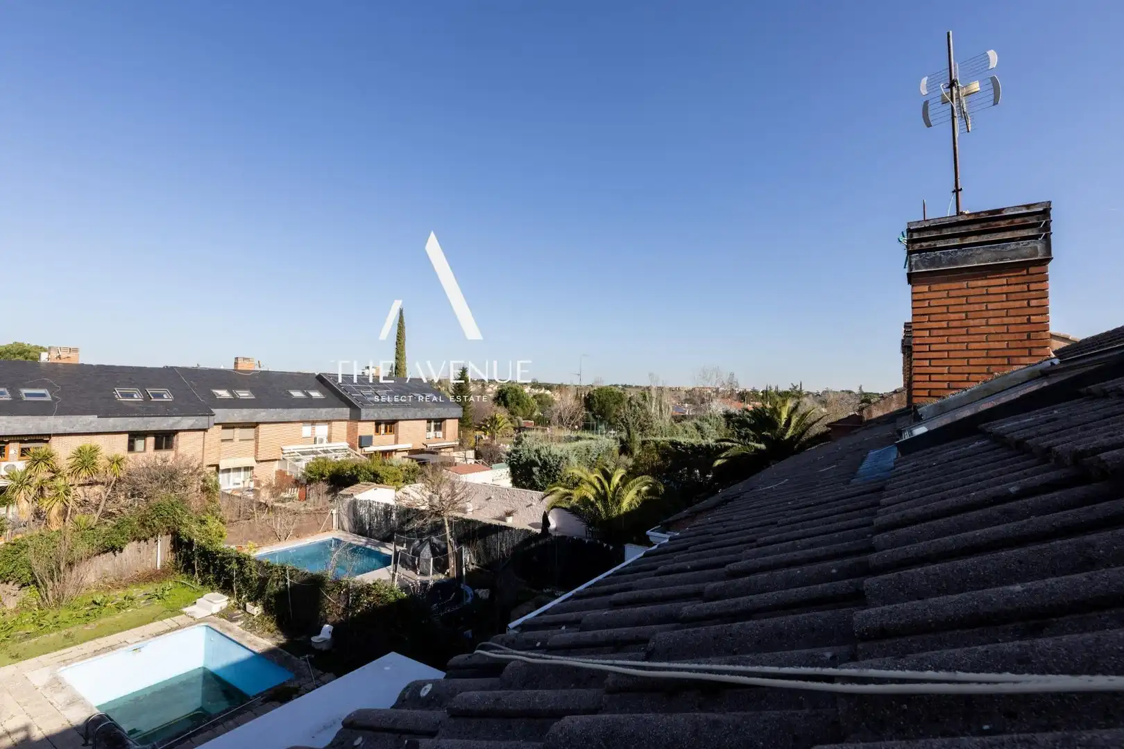 Vista exterior de Casa adosada en venda en Las Rozas de Madrid amb Calefacció, Jardí privat i Parquet