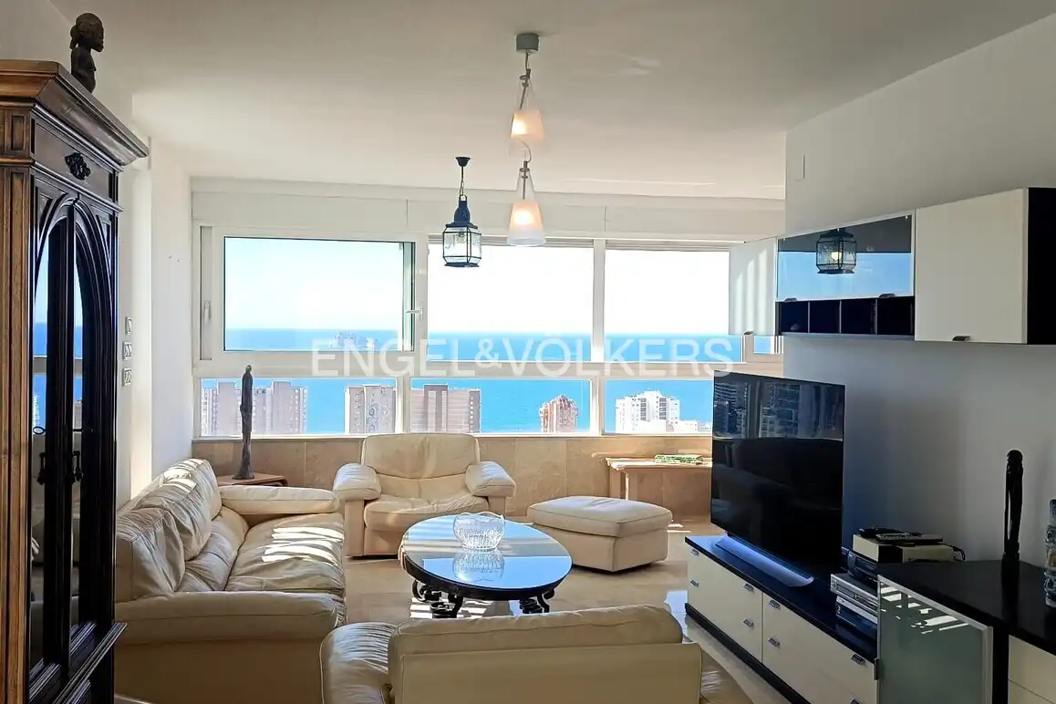 Sala d'estar de Àtic en venda en Benidorm amb Aire condicionat, Jardí privat i Piscina comunitària
