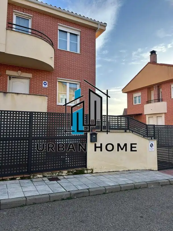 Vista exterior de Casa o xalet en venda en Villaquilambre amb Calefacció, Jardí privat i Terrassa