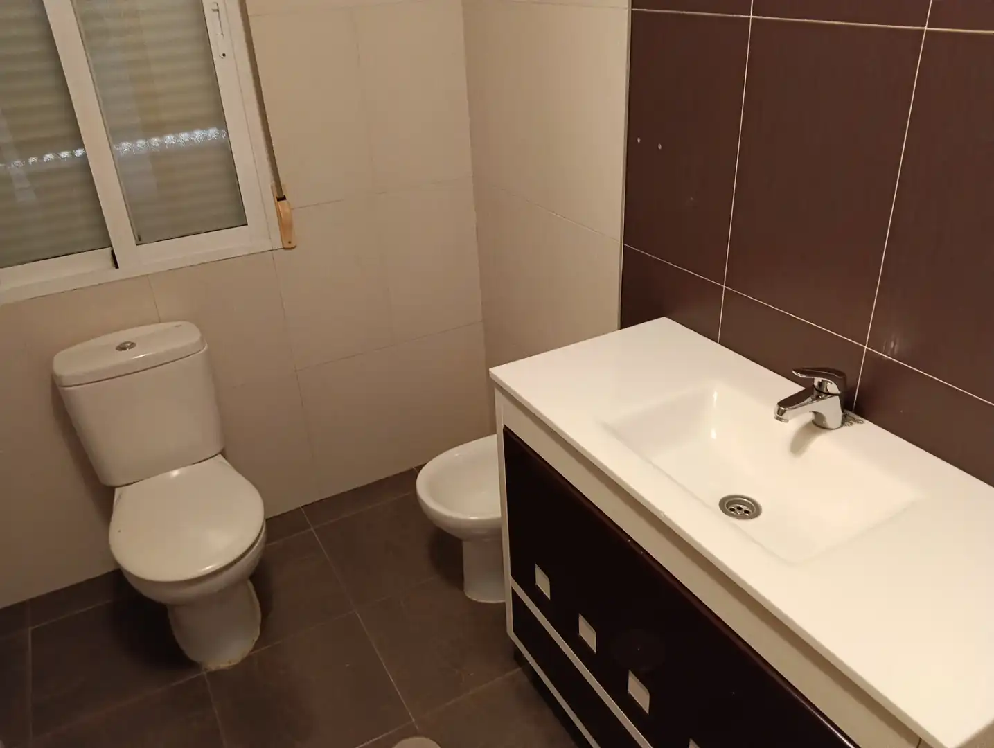 Badezimmer von Einfamilien-Reihenhaus zur Miete in Vegas del Genil mit Klimaanlage, Privatgarten und Terrasse