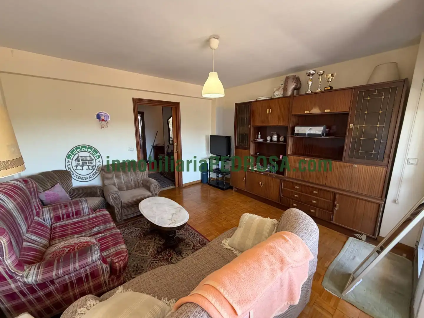 Sala d'estar de Estudi de lloguer en Pontevedra Capital  amb Calefacció, Parquet i Moblat