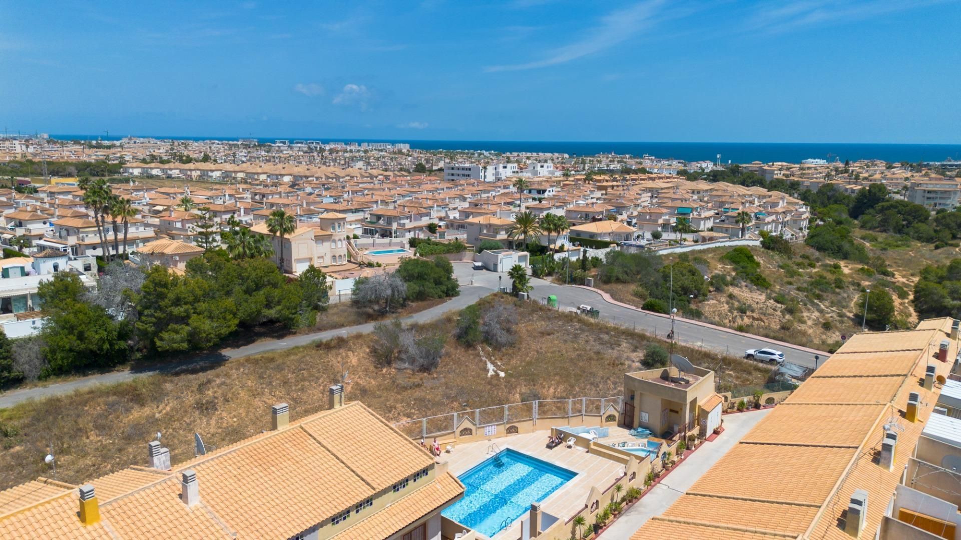 Vista exterior de Dúplex en venda en Orihuela amb Aire condicionat, Terrassa i Balcó