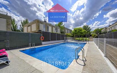 Swimming pool of Single-family semi-detached for sale in Navalcarnero  with Air Conditioner and Terrace