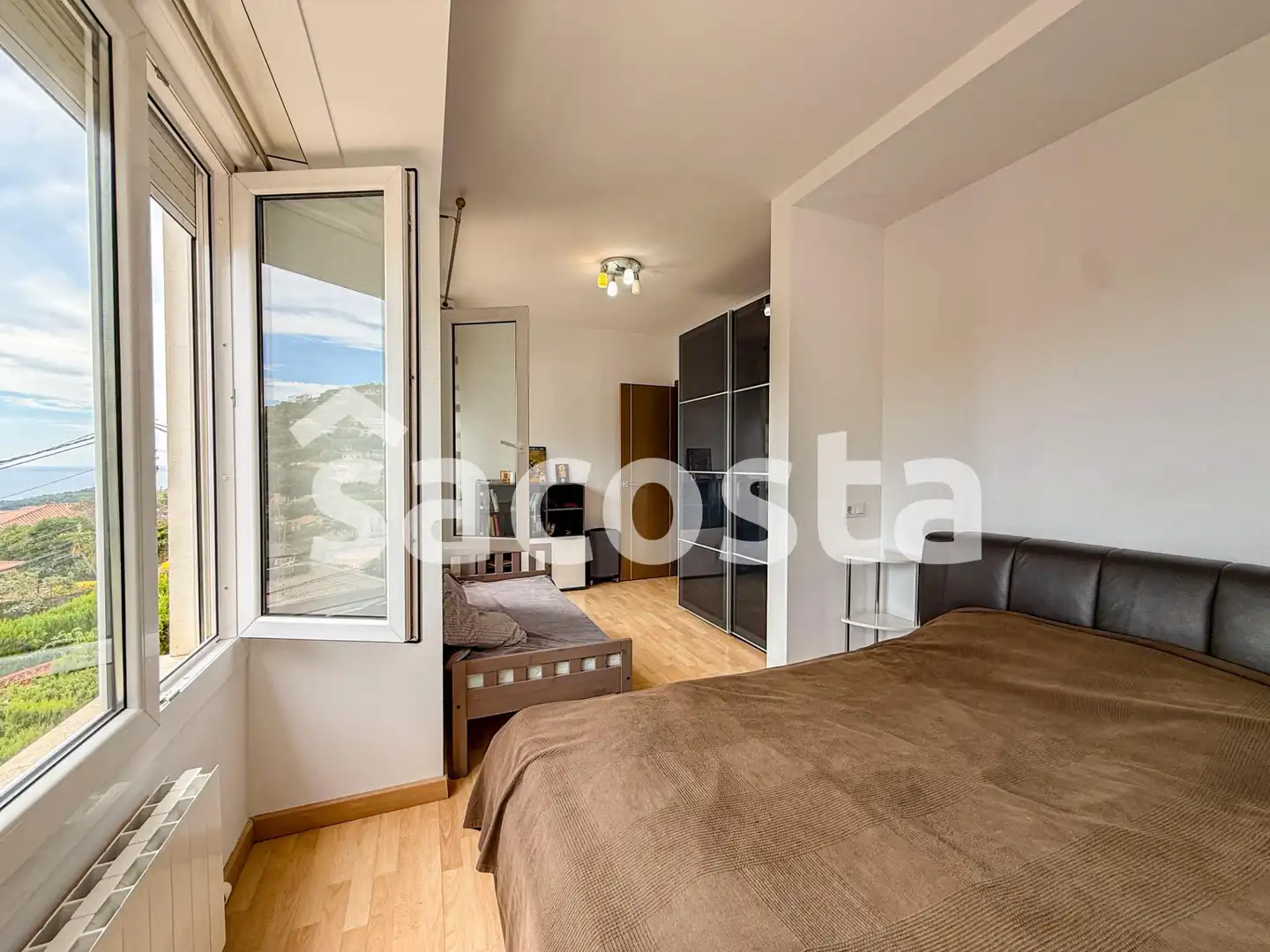 Schlafzimmer von Haus oder Chalet zum Verkauf in Lloret de Mar mit Klimaanlage, Heizung und Privatgarten