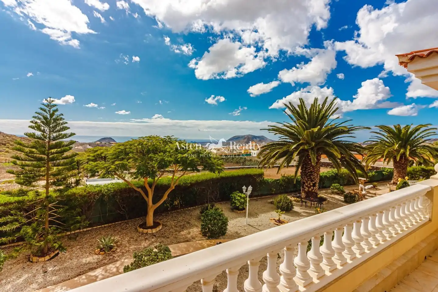 Vista exterior de Casa o xalet en venda en Arona amb Aire condicionat, Terrassa i Piscina