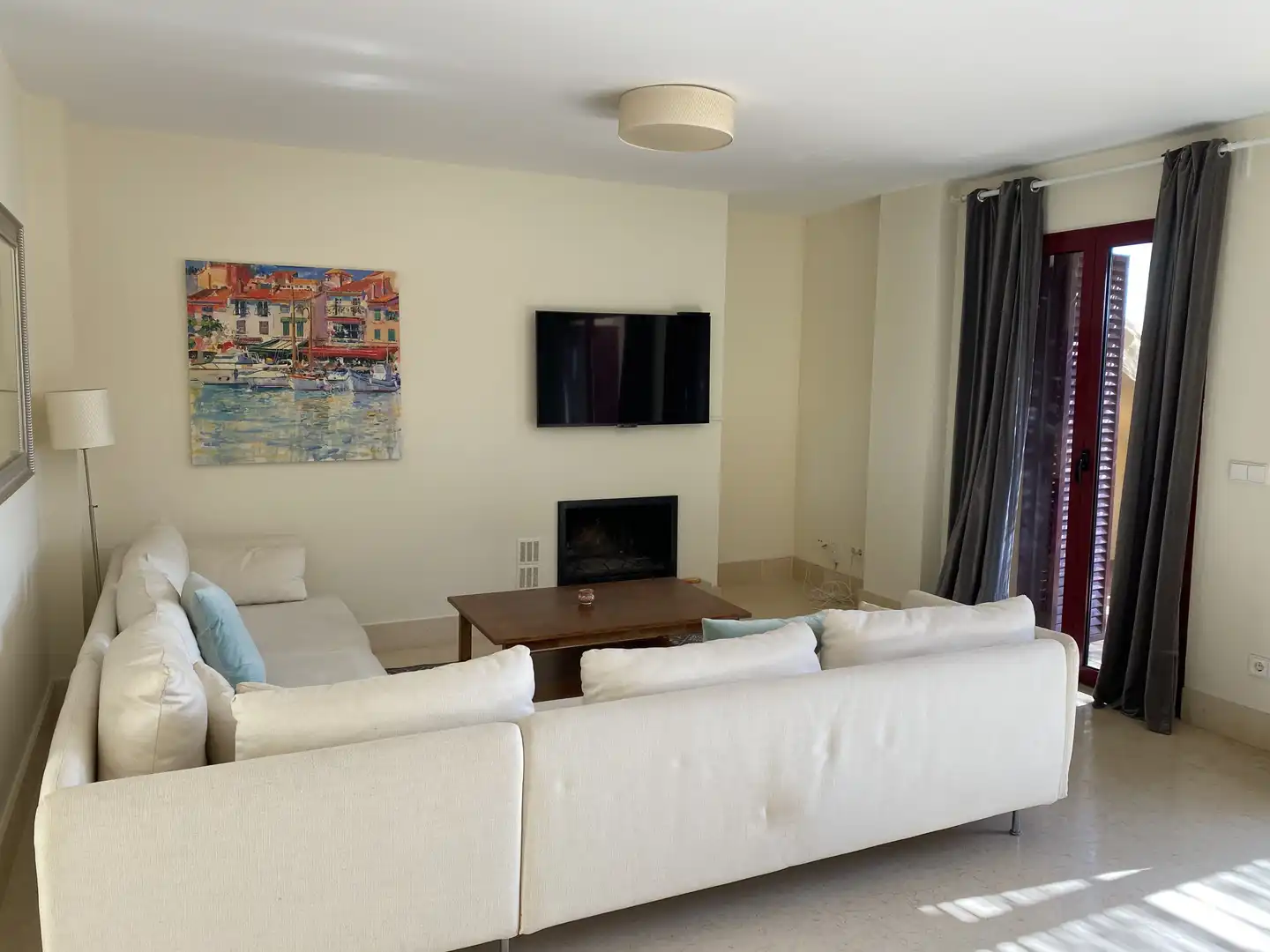 Wohnzimmer von Dachboden zum Verkauf in Sotogrande mit Klimaanlage, Terrasse und Schwimmbad