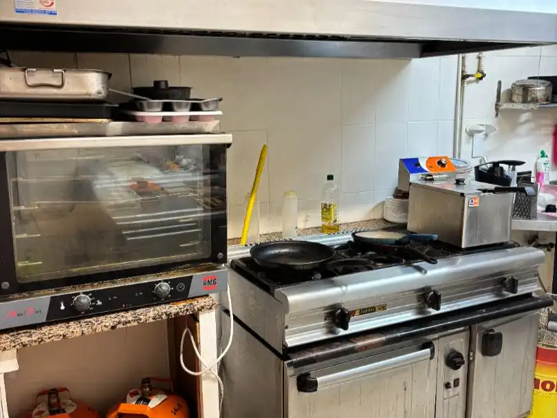 Cuina de Local en traspas en Vilanova i la Geltrú amb Aire condicionat
