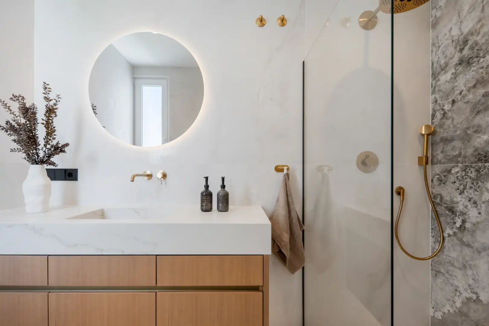 Badezimmer von Dachboden zum Verkauf in Marbella mit Klimaanlage, Terrasse und Schwimmbad