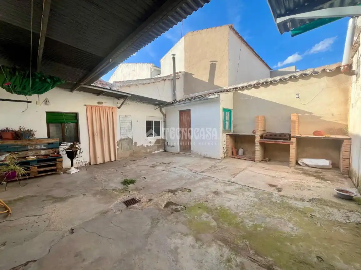 Außenansicht von Einfamilien-Reihenhaus zum Verkauf in Valdepeñas mit Klimaanlage, Heizung und Terrasse