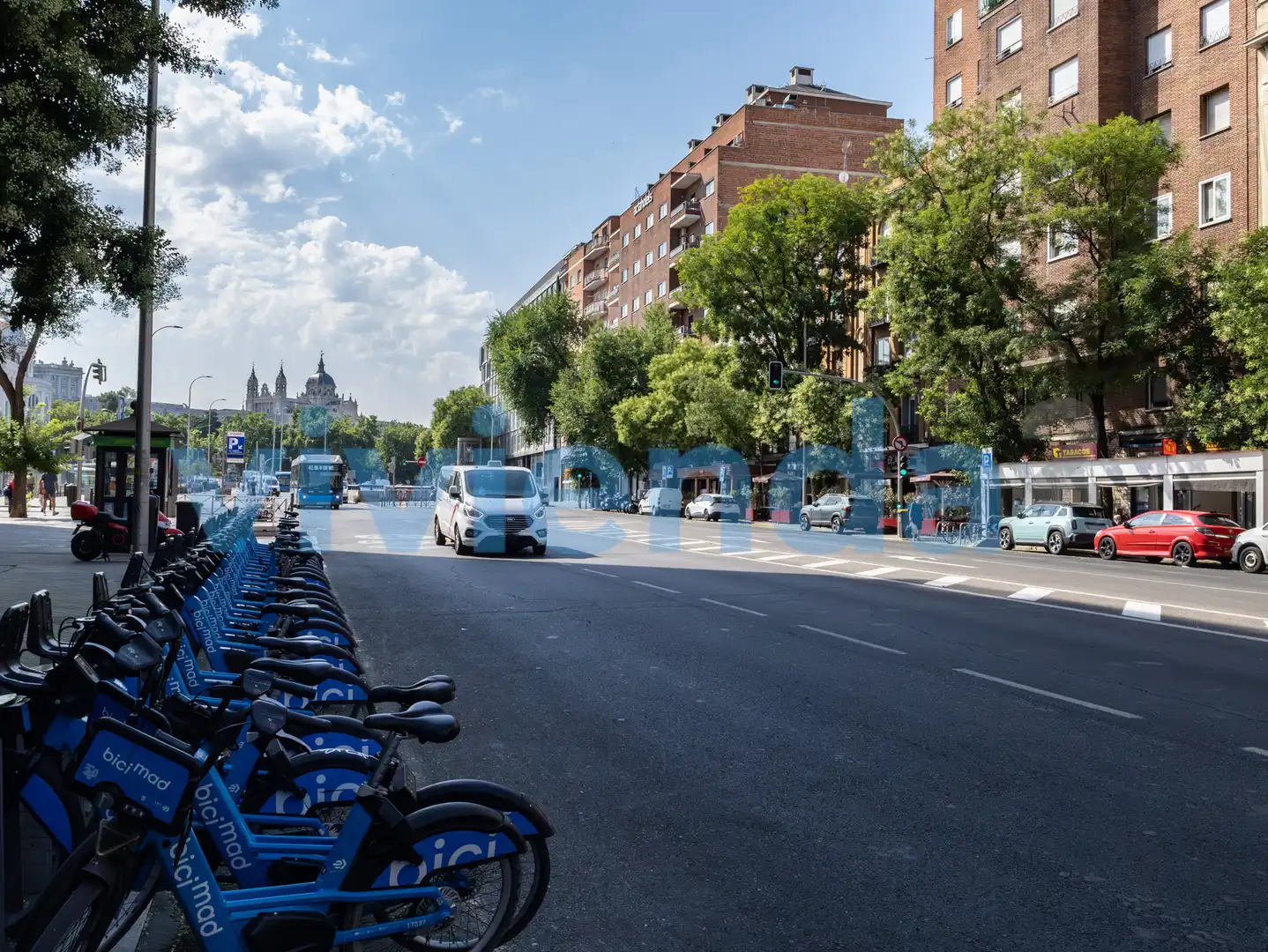 Vista exterior de Pis en venda en Madrid amb Calefacció