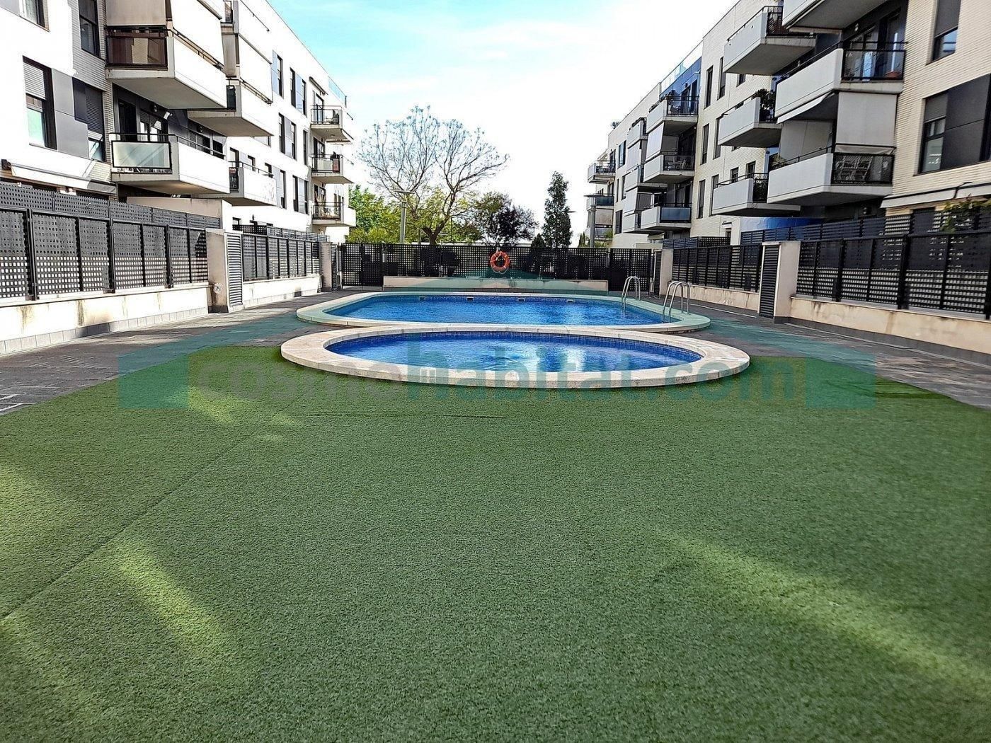 Piscina de Pis en venda en La Pobla de Vallbona amb Aire condicionat, Calefacció i Jardí privat