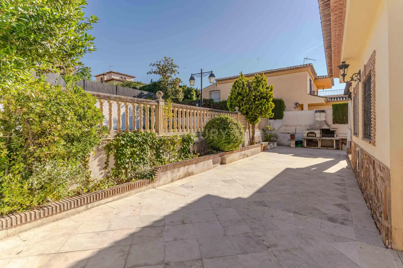 Terrassa de Casa o xalet en venda en La Zubia amb Jardí privat, Traster i Piscina