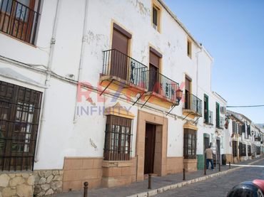 Casa amb balcó en venda a Calle SAN FRANCISCO DE ASIS 9