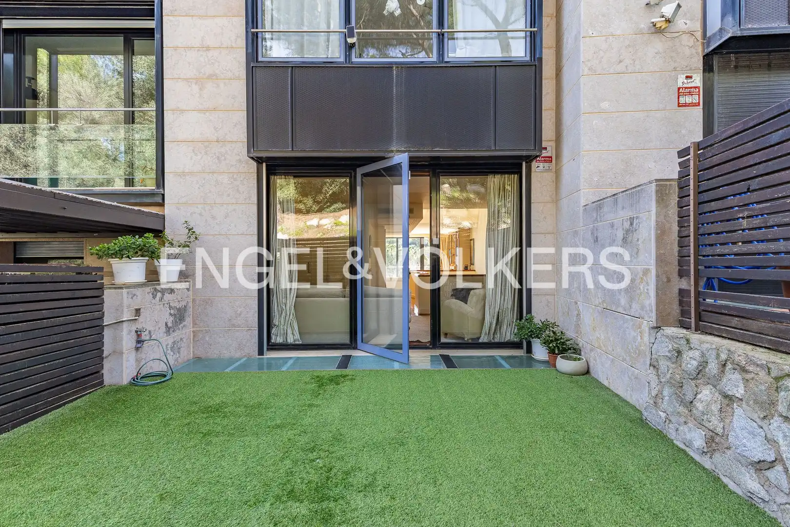 Vista exterior de Casa o chalet en venta en Barcelona con Aire acondicionado, Calefacción y Jardín privado