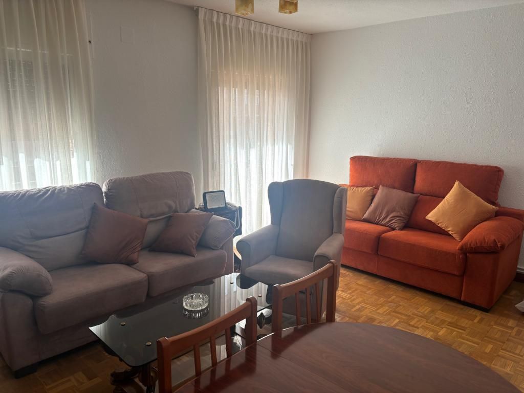 Sala d'estar de Pis en venda en  Madrid Capital amb Calefacció i Terrassa