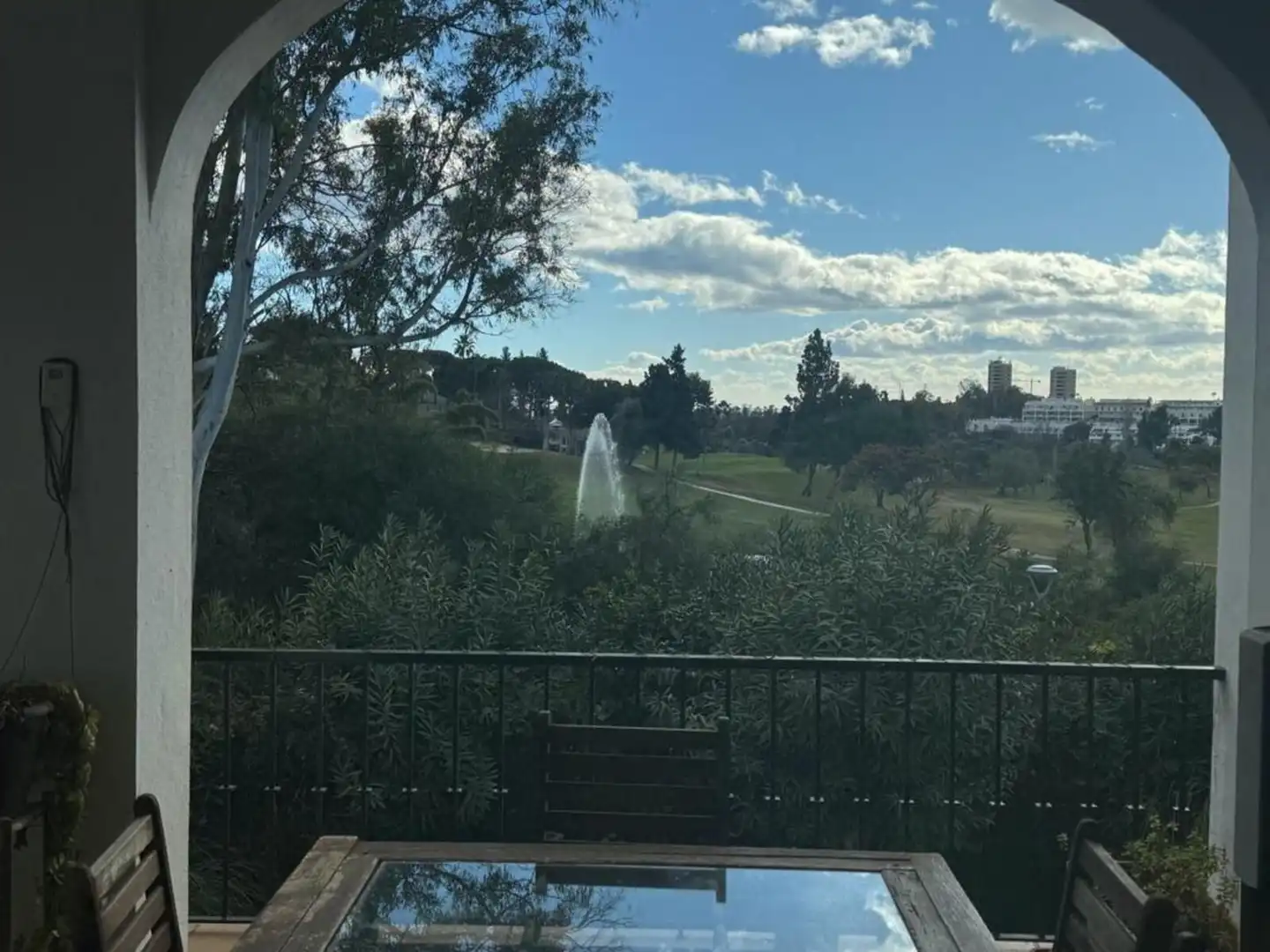 Vista exterior de Casa o xalet de lloguer en Benahavís amb Aire condicionat, Terrassa i Moblat