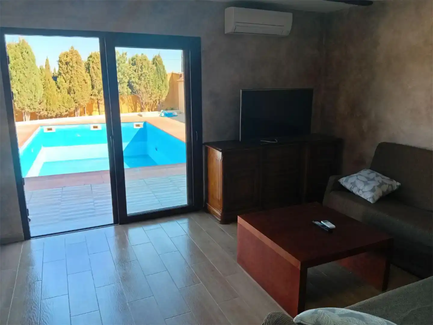 Sala de estar de Casa o chalet de alquiler en San Clemente con Aire acondicionado, Jardín privado y Piscina
