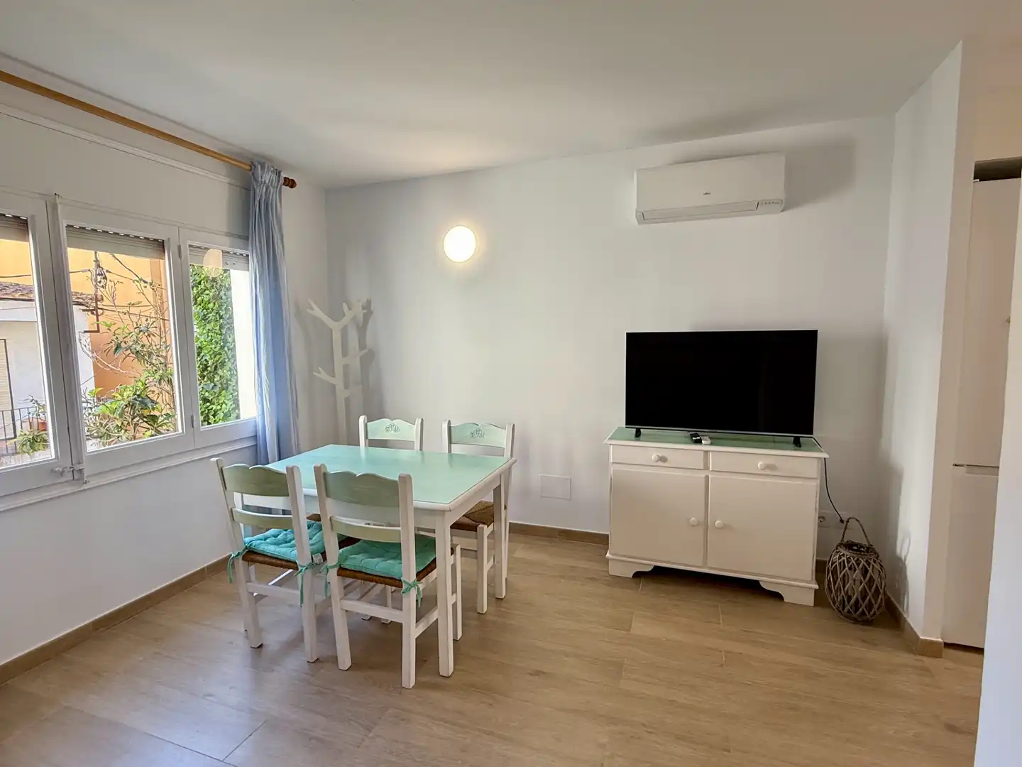 Wohnzimmer von Wohnung zur Miete in Palafrugell mit Klimaanlage, Parkett und Terrasse