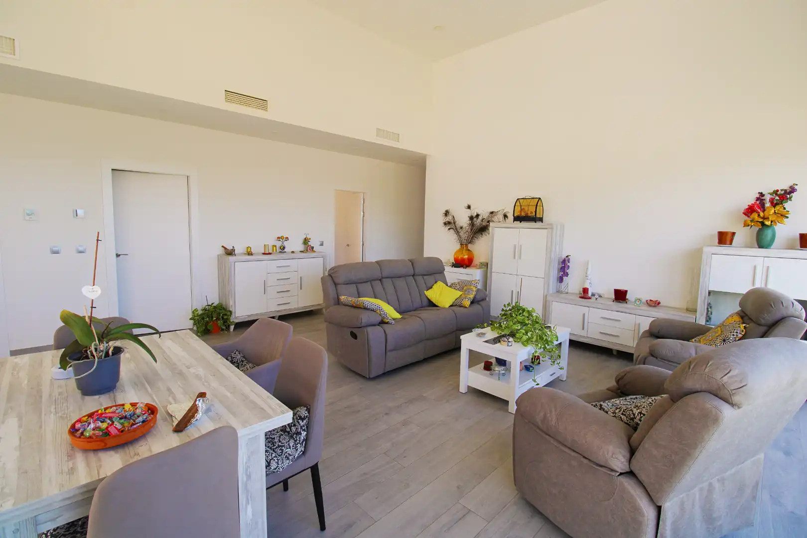 Sala d'estar de Casa o xalet en venda en Alhaurín de la Torre amb Aire condicionat, Jardí privat i Terrassa