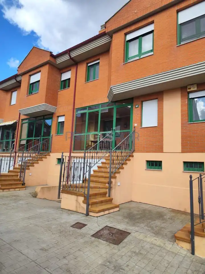 Vista exterior de Casa adosada en venda en Valdefresno amb Calefacció, Jardí privat i Parquet