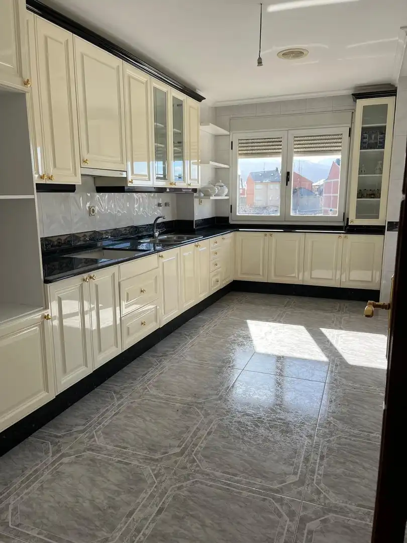Cuina de Casa o xalet en venda en Ponferrada amb Parquet