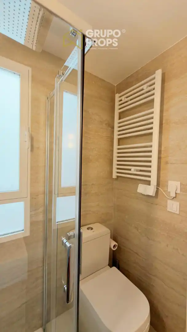 Badezimmer von Wohnungen zur Miete in Madrid mit Klimaanlage und Heizung
