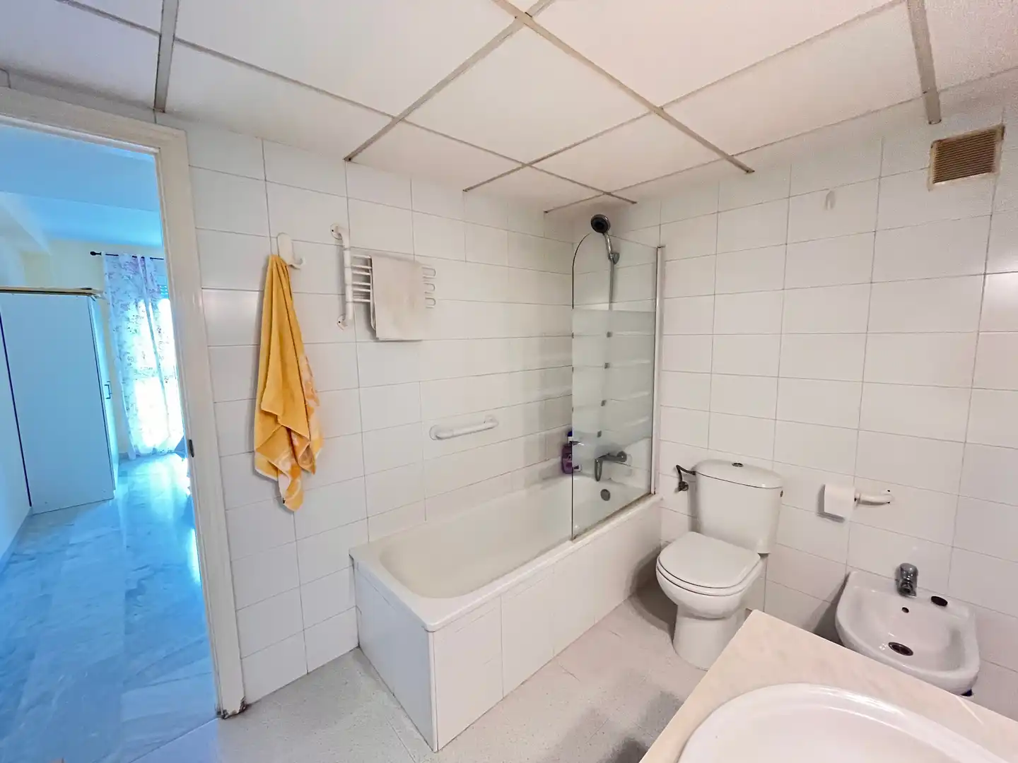Bathroom of Apartments for rent in Marbella  with Air Conditioner, Terrace and Furnished