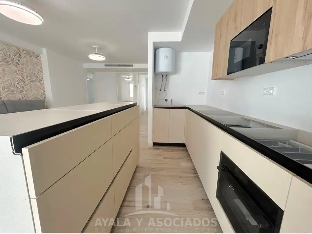 Küche von Wohnung zum Verkauf in La Manga del Mar Menor mit Klimaanlage, Heizung und Parkett