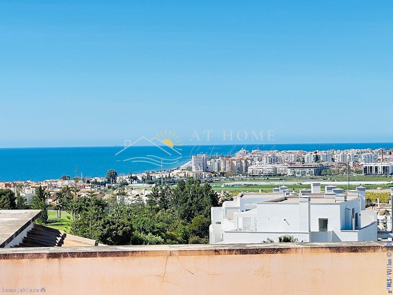 Vista exterior de Ático en venta en Vélez-Málaga con Jardín privado, Terraza y Piscina