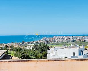 Vista exterior de Àtic en venda en Vélez-Málaga amb Jardí privat, Terrassa i Piscina