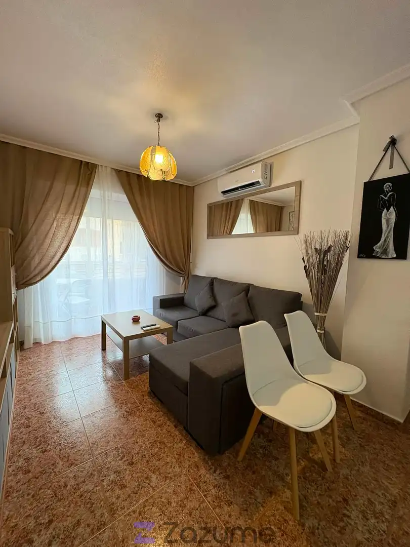 Sala de estar de Piso de alquiler en Torrevieja con Aire acondicionado, Calefacción y Piscina